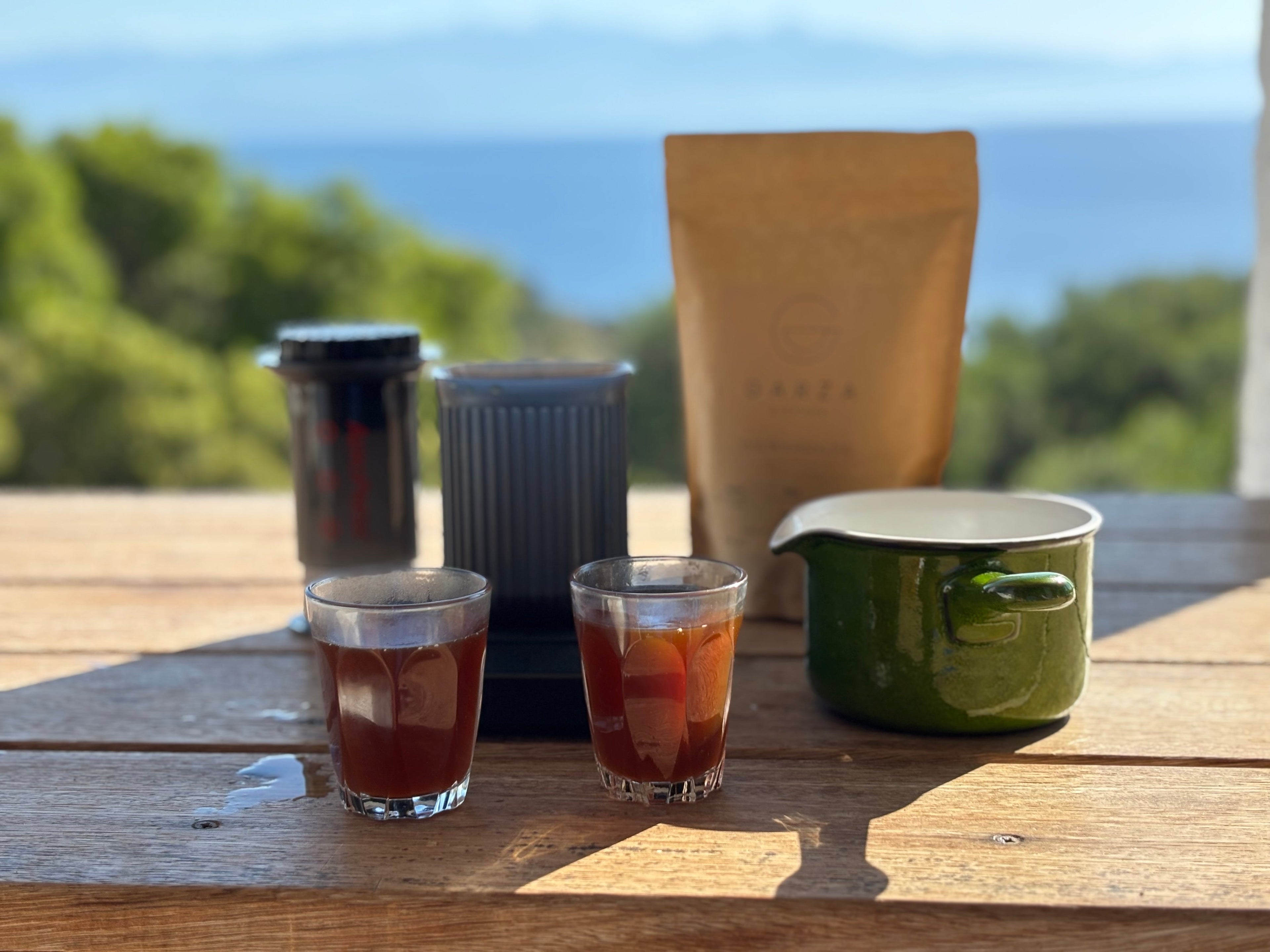 Garza Coffee mit Aeropress mit Tassen